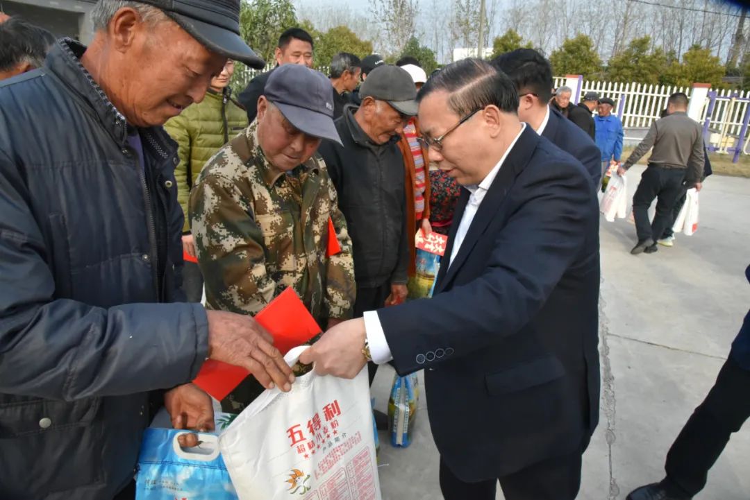 【真情慰问老党员 浓浓关心暖人心】集团公司董事长刘书华参加“有事好商量”暨慰问老党员、老员工活动